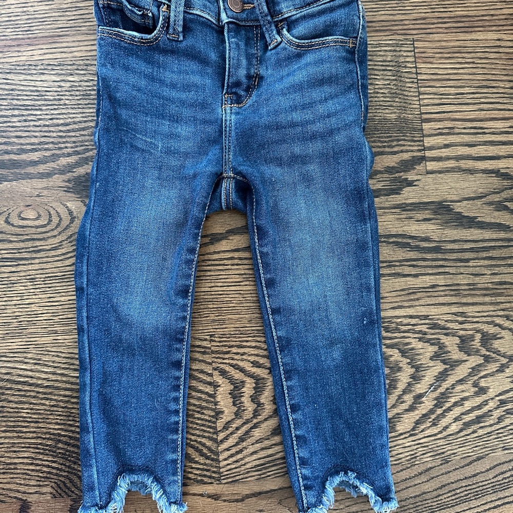 Stylish Frayed Hem Denim Jeans